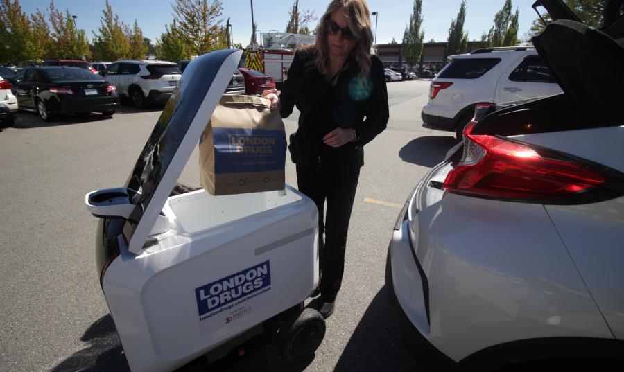 Roll-E makes a curbside delivery